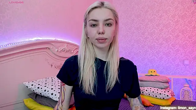 Snapshot of LillyMoure_ chatting on 02.04.25 LillyMoure online show from 02.04.25