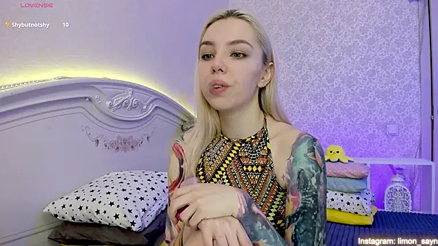 Snapshot of LillyMoure_ chatting on 02.13.25 LillyMoure online show from 02.13.25