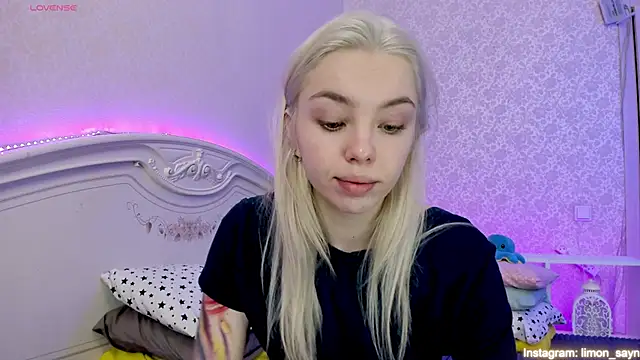 Snapshot of LillyMoure_ chatting on 02.16.25 LillyMoure online show from 02.16.25