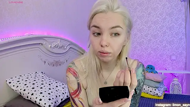 Snapshot of LillyMoure_ chatting on 02.16.25 LillyMoure online show from 02.16.25