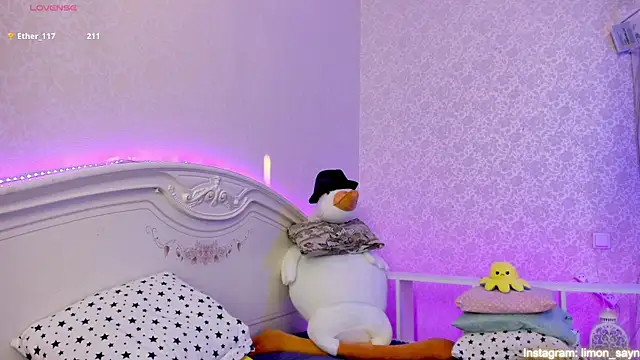 Snapshot of LillyMoure_ chatting on 02.18.25 LillyMoure online show from 02.18.25