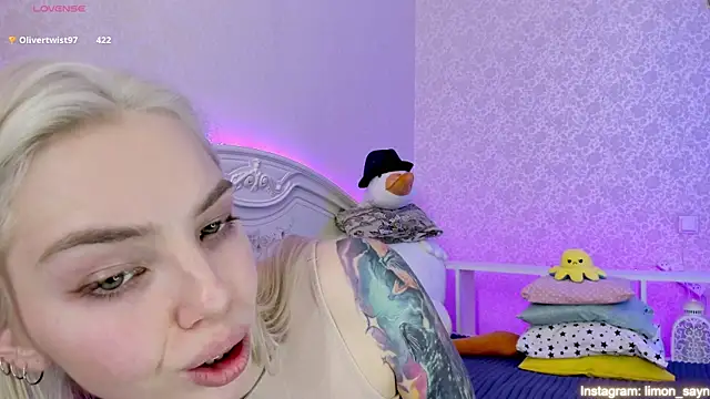 Snapshot of LillyMoure_ chatting on 02.19.25 LillyMoure online show from 02.19.25