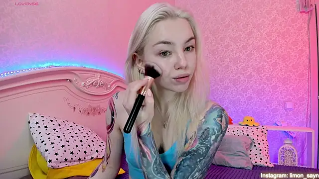 Snapshot of LillyMoure_ chatting on 02.25.25 LillyMoure online show from 02.25.25