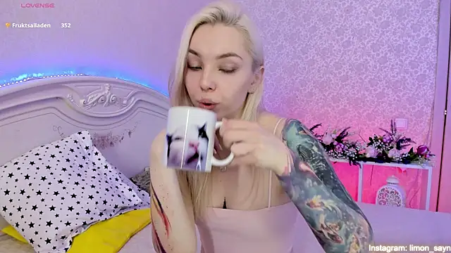 Snapshot of LillyMoure_ chatting on 03.09.25 LillyMoure online show from 03.09.25