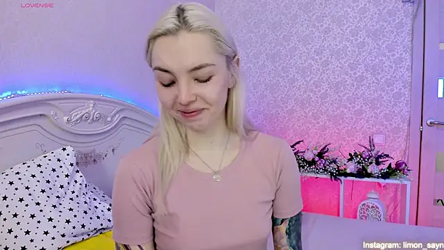 Snapshot of LillyMoure_ chatting on 03.09.25 LillyMoure online show from 03.09.25