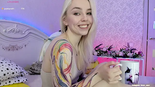 Snapshot of LillyMoure_ chatting on 03.11.25 LillyMoure online show from 03.11.25