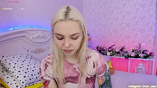 Snapshot of LillyMoure_ chatting on 03.12.25 LillyMoure online show from 03.12.25