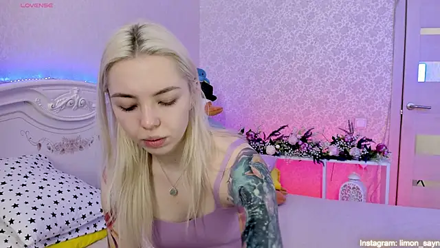 Snapshot of LillyMoure_ chatting on 03.13.25 LillyMoure online show from 03.13.25