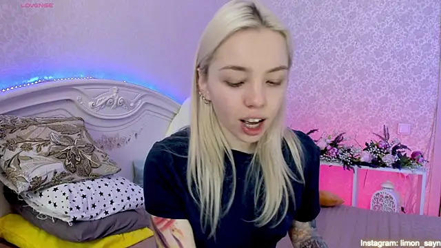 Snapshot of LillyMoure_ chatting on 03.17.25 LillyMoure online show from 03.17.25