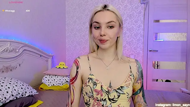 Snapshot of LillyMoure_ chatting on 03.19.25 LillyMoure online show from 03.19.25