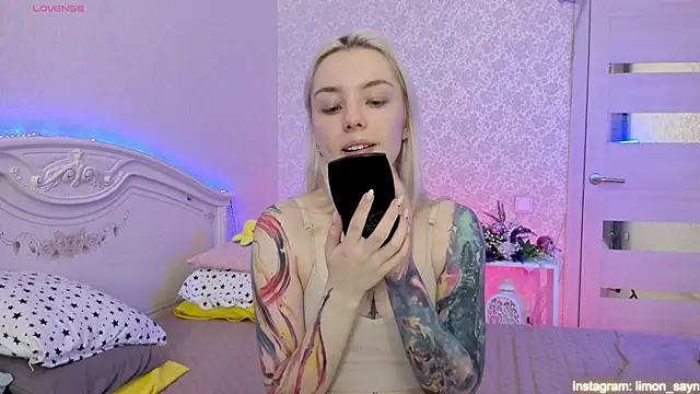 Snapshot of LillyMoure_ chatting on 03.19.25 LillyMoure online show from 03.19.25