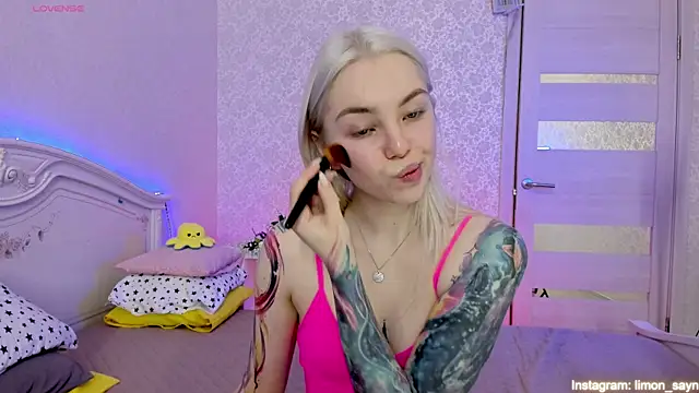 Snapshot of LillyMoure_ chatting on 03.20.25 LillyMoure online show from 03.20.25