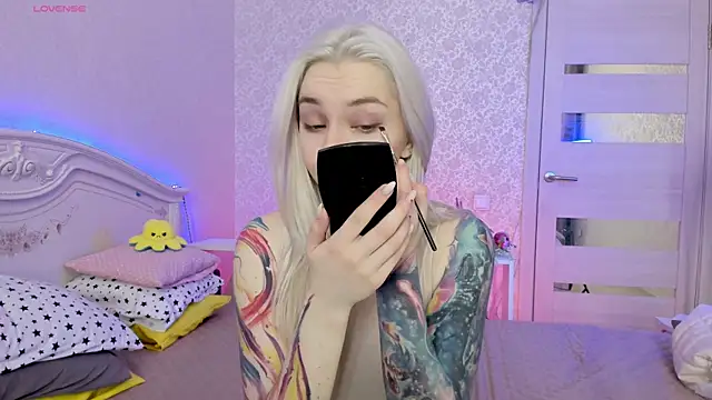 Snapshot of LillyMoure_ chatting on 03.22.25 LillyMoure online show from 03.22.25