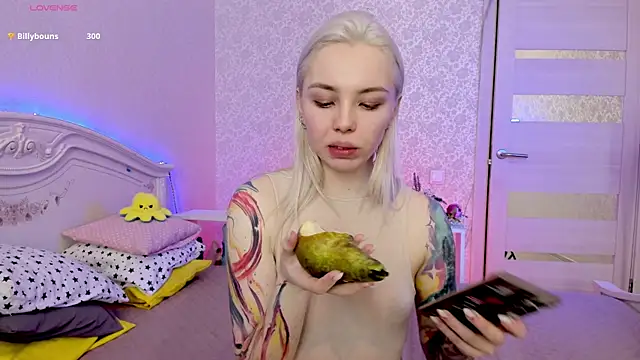 Snapshot of LillyMoure_ chatting on 03.22.25 LillyMoure online show from 03.22.25