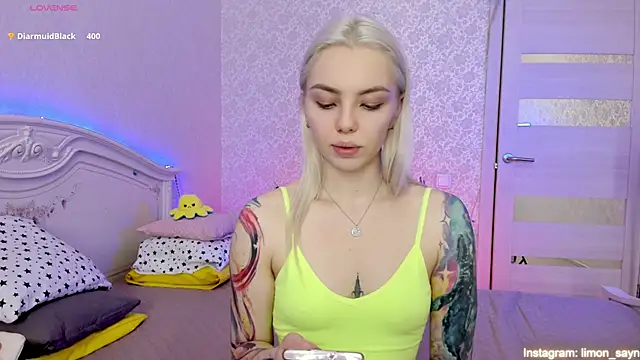 Snapshot of LillyMoure_ chatting on 03.23.25 LillyMoure online show from 03.23.25