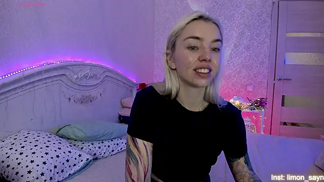 Snapshot of LillyMoure_ chatting on 09.12.25 LillyMoure online show from 09.12.25