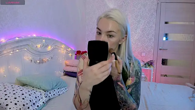 Snapshot of LillyMoure_ chatting on 09.19.25 LillyMoure online show from 09.19.25