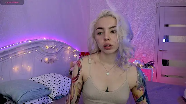 Snapshot of LillyMoure_ chatting on 09.23.25 LillyMoure online show from 09.23.25