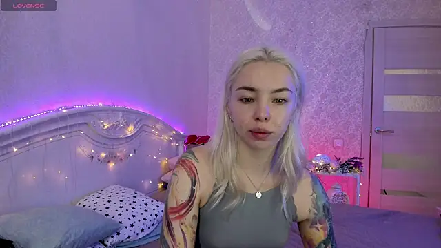 Snapshot of LillyMoure_ chatting on 09.25.25 LillyMoure online show from 09.25.25