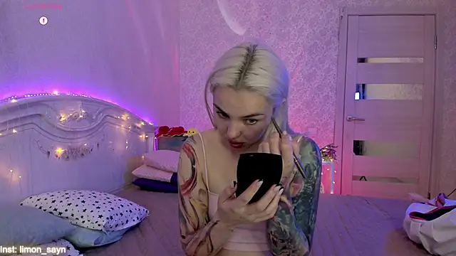 Snapshot of LillyMoure_ chatting on 10.05.25 LillyMoure online show from 10.05.25