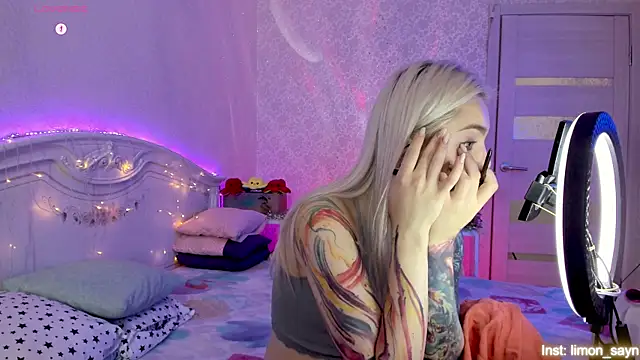 Snapshot of LillyMoure_ chatting on 10.13.25 LillyMoure online show from 10.13.25