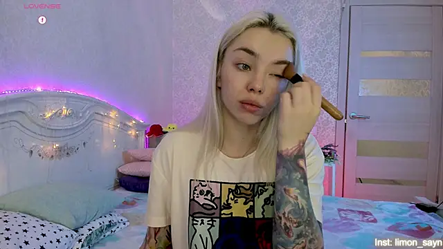 Snapshot of LillyMoure_ chatting on 10.16.25 LillyMoure online show from 10.16.25