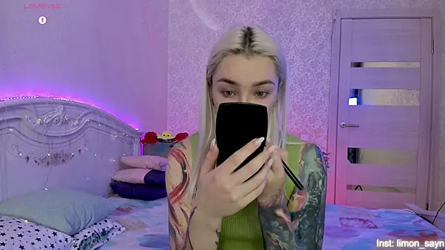 Snapshot of LillyMoure_ chatting on 10.17.25 LillyMoure online show from 10.17.25