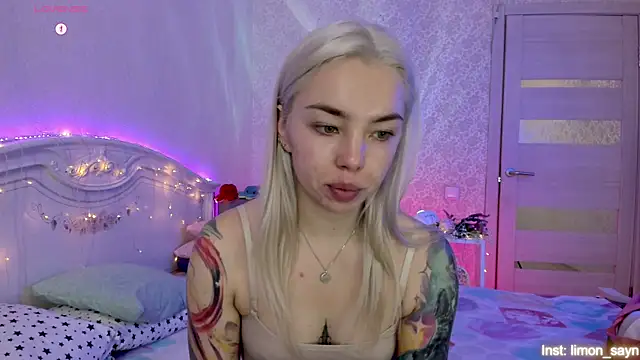 Snapshot of LillyMoure_ chatting on 10.20.25 LillyMoure online show from 10.20.25