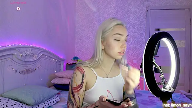 Snapshot of LillyMoure_ chatting on 10.25.25 LillyMoure online show from 10.25.25