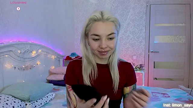 Snapshot of LillyMoure_ chatting on 10.29.25 LillyMoure online show from 10.29.25