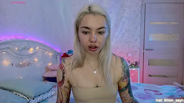 Snapshot of LillyMoure_ chatting on 11.01.25 LillyMoure online show from 11.01.25