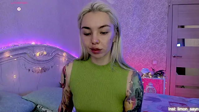 Snapshot of LillyMoure_ chatting on 11.02.25 LillyMoure online show from 11.02.25