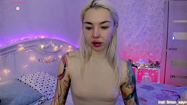 Snapshot of LillyMoure_ chatting on 11.11.25 LillyMoure online show from 11.11.25