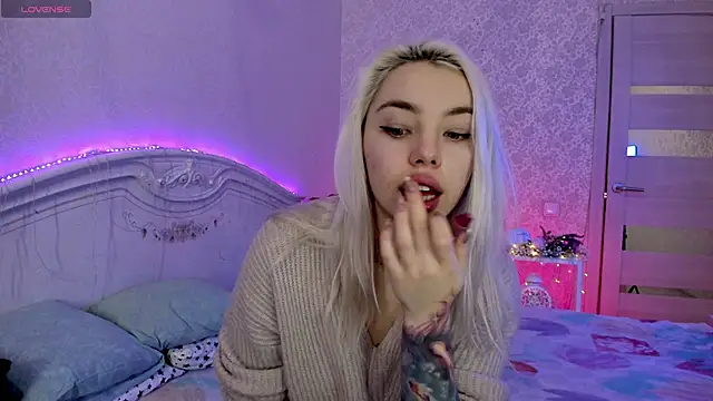 Snapshot of LillyMoure_ chatting on 11.15.25 LillyMoure online show from 11.15.25