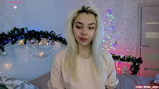 Snapshot of LillyMoure_ chatting on 12.15.25 LillyMoure online show from 12.15.25