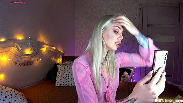 LillyMoure  online show from 04.12.26