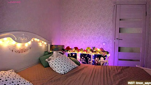 LillyMoure  online show from 04.19.26