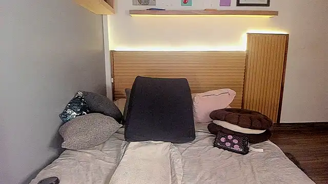 Snapshot of megan_dreamsss chatting on 12.03.25 megan dreamsss online show from 12.03.25