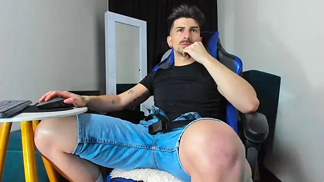 Snapshot of LiamCossio_ chatting on 01.08.25 LiamCossio  online show from 01.08.25