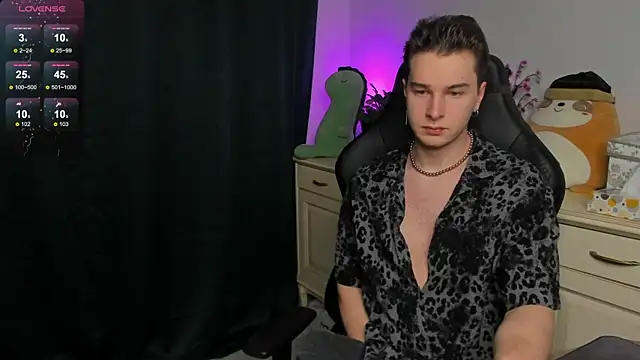 Snapshot of Vincent_Strong chatting on 12.04.25 Vincent Strong online show from 12.04.25