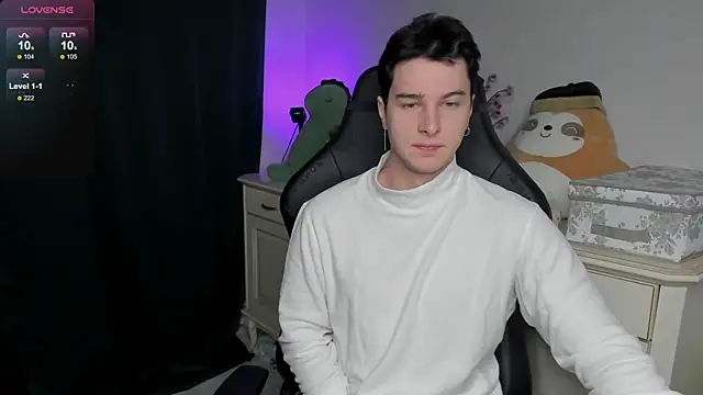 Snapshot of Vincent_Strong chatting on 12.14.25 Vincent Strong online show from 12.14.25