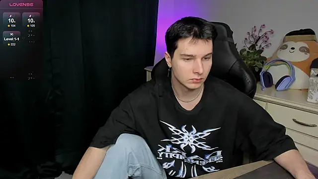 Snapshot of Vincent_Strong chatting on 12.15.25 Vincent Strong online show from 12.15.25