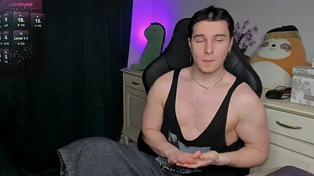 Snapshot of Vincent_Strong chatting on 12.21.25 Vincent Strong online show from 12.21.25