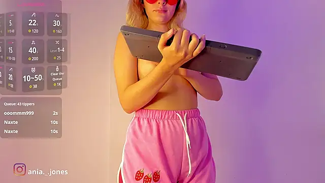 Snapshot of Ania_jones chatting on 12.28.24 Ania jones online show from 12.28.24