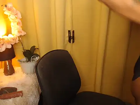 Snapshot of Victoria_Saint chatting on 02.20.25 Victoria Saint online show from 02.20.25