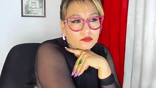 Snapshot of Victoria_Caruso chatting on 12.18.24 Victoria Caruso online show from 12.18.24