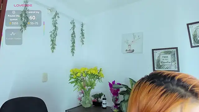 Snapshot of Victoria_Caruso chatting on 03.11.25 Victoria Caruso online show from 03.11.25