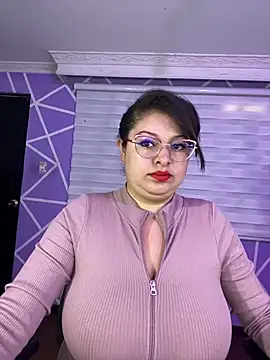 Snapshot of MiiaaJoness chatting on 05.28.26 MiiaaJoness online show from 05.28.26