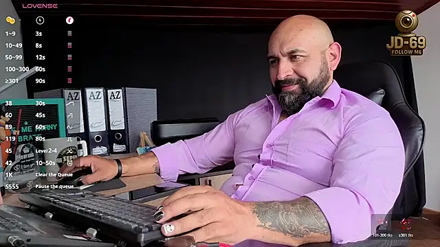 Snapshot of JD-69 chatting on 10.28.25 JD-69 online show from 10.28.25