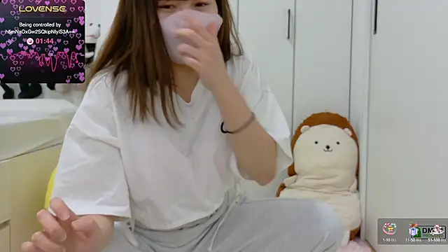Snapshot of SUZU_ chatting on 02.24.25 SUZU online show from 02.24.25